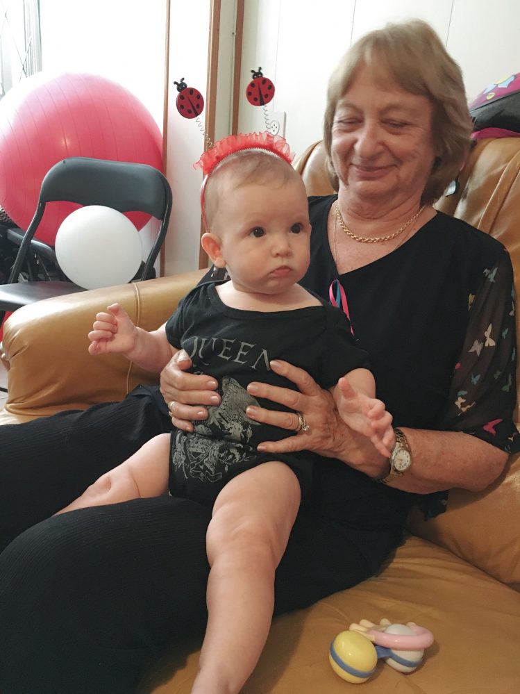 תינוקת עם סבתא